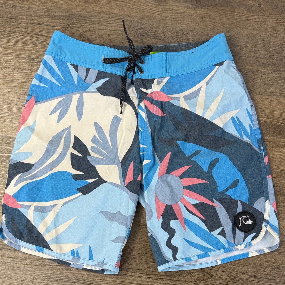 Quiksilver Men’s Highline Tropical Flow board shorts, pink blue white, size 30